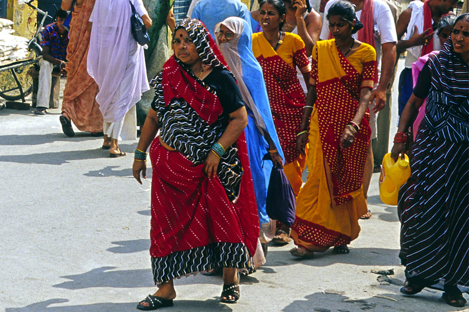 india/rishikesh_traditional_women