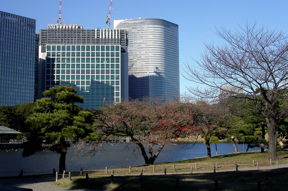 japan/2003/tokyo_hama_rikyu_gardens_buildings