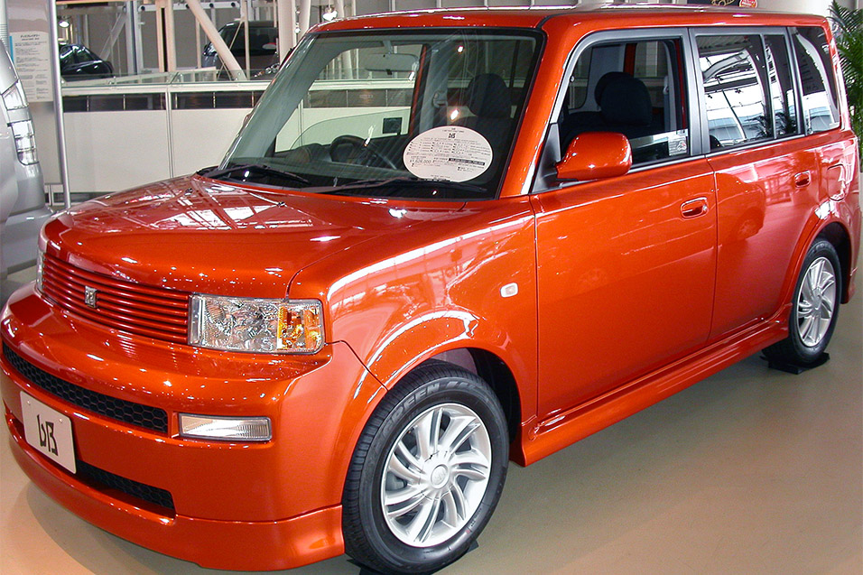 japan/2003/tokyo_toyota_showroom_orange_car