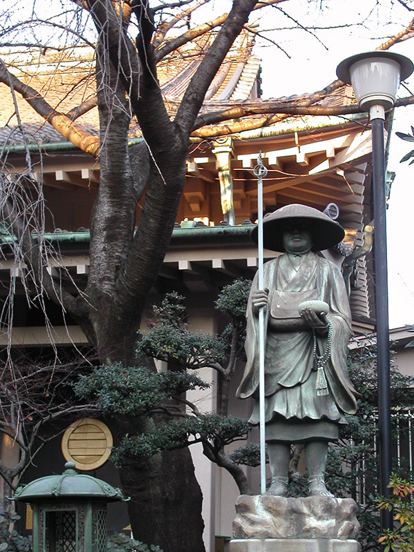 japan/2003/tokyo_walk_22_dec_statue