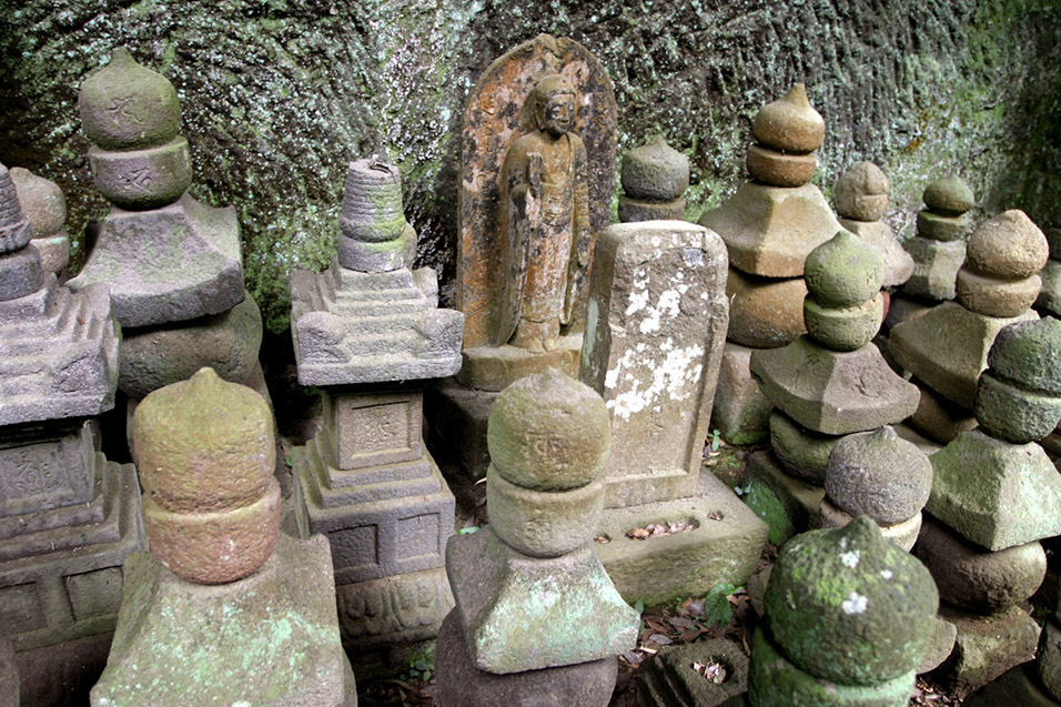 japan/2007/kamakura_memorial_stones