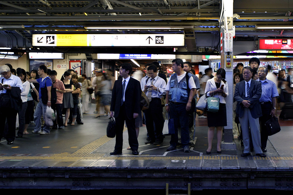 japan/2007/tokyo_subway_platform_traffic