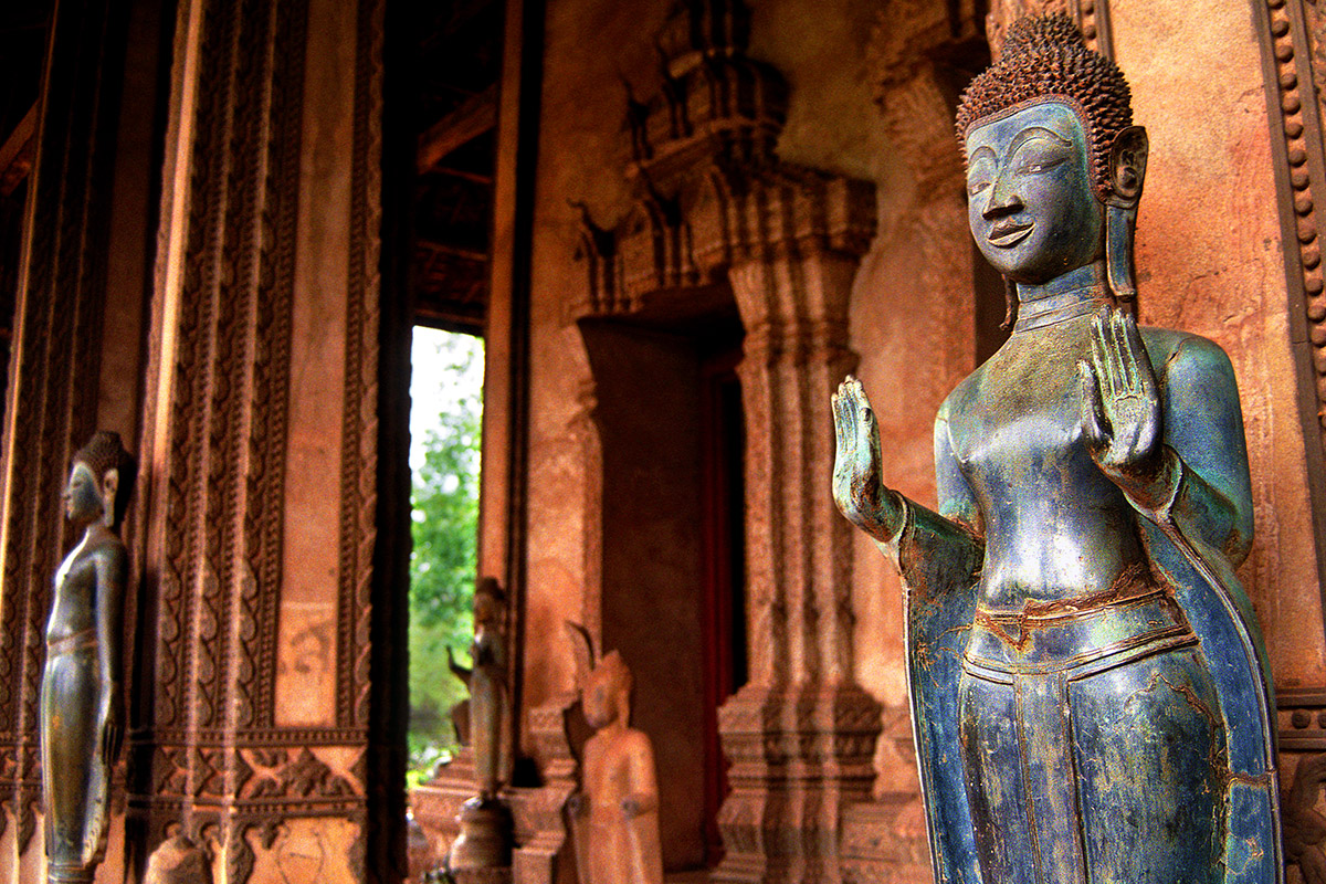 laos/palace_buddha_hands_out_new
