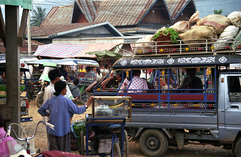 laos/vang_market_truck