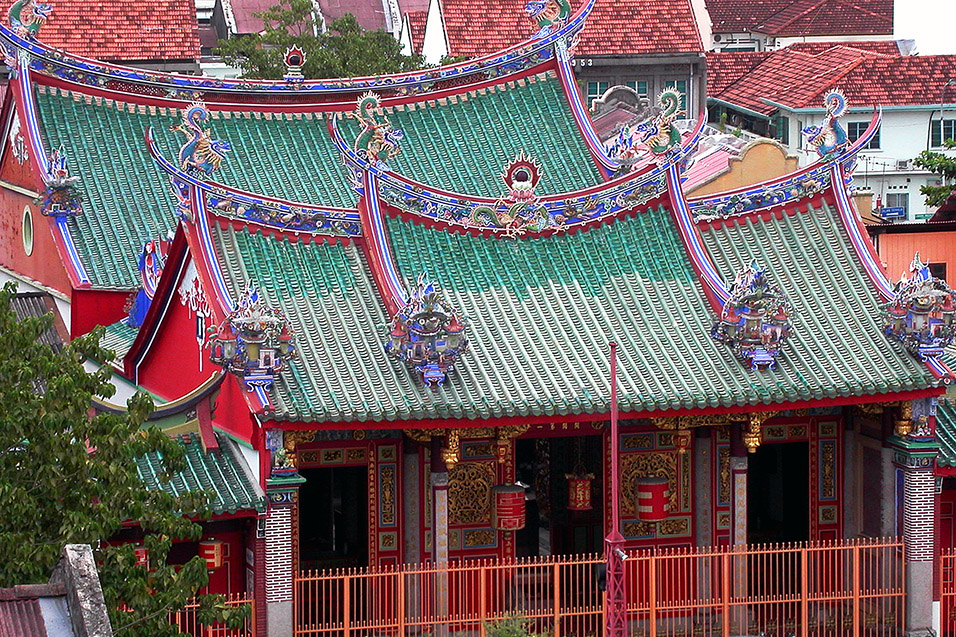 malaysia/2004/penang_red_green_temple