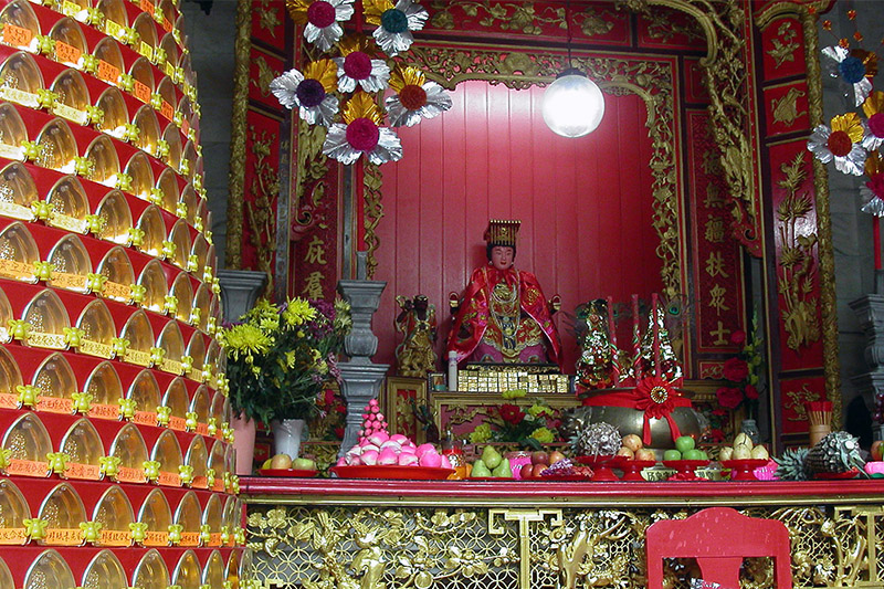 malaysia/2004/penang_temple_altar