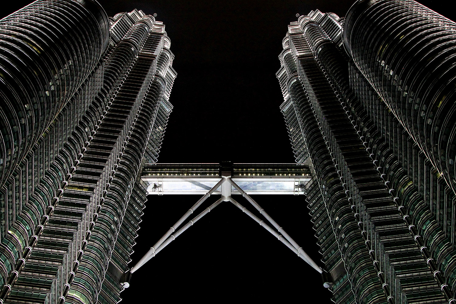 malaysia/2013/petronas_towers_looking_up