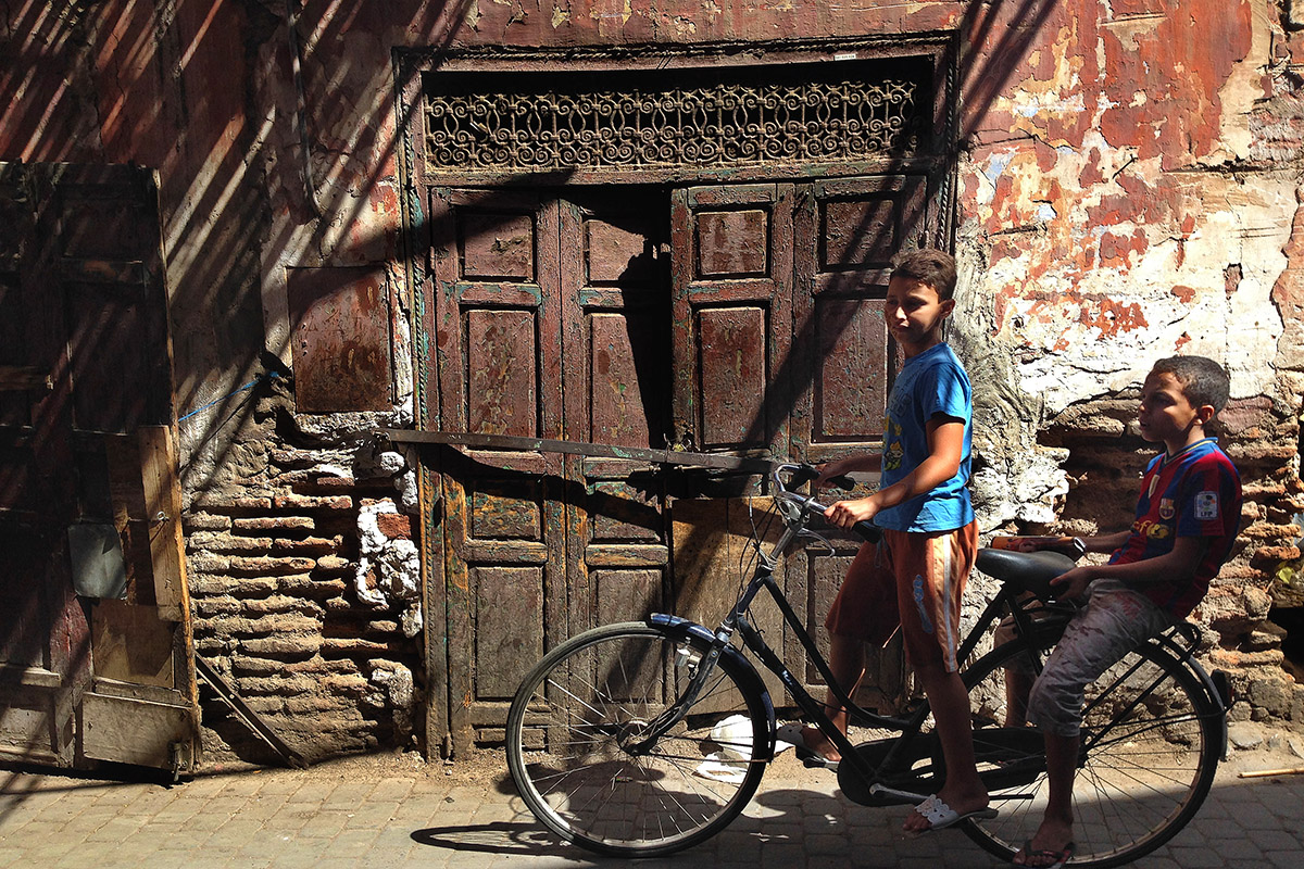 morocco/marrakech_alley_door_boys_bike