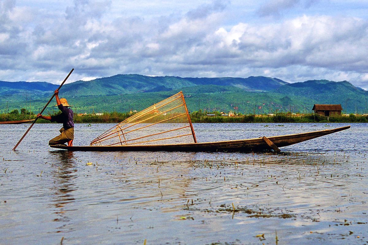myanmar/inle_fisherman_rowing
