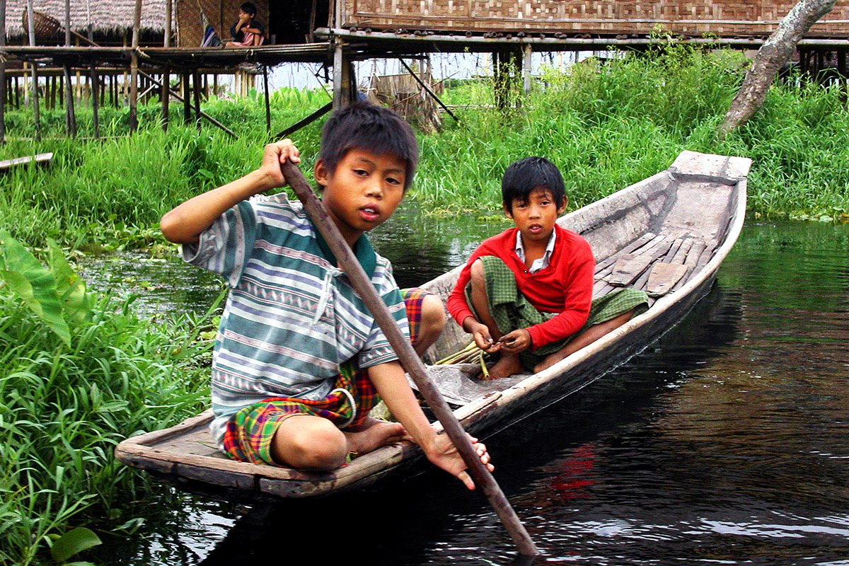 myanmar/inle_lake_boy_rowing