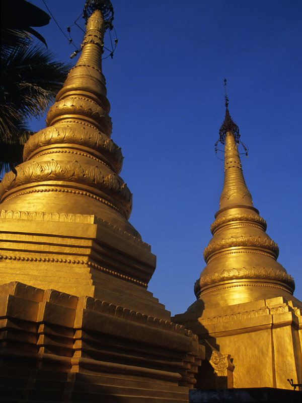 myanmar/kengtung_golden_stupas