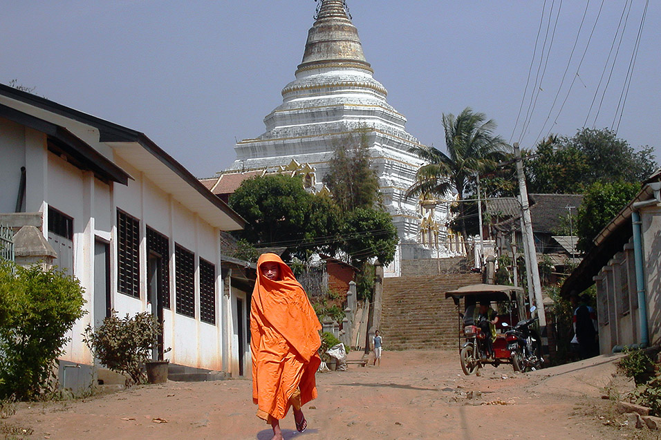 myanmar/kentung_monk_stupa_walking