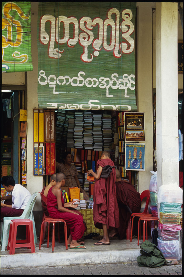 myanmar/yangons_monks_book_store