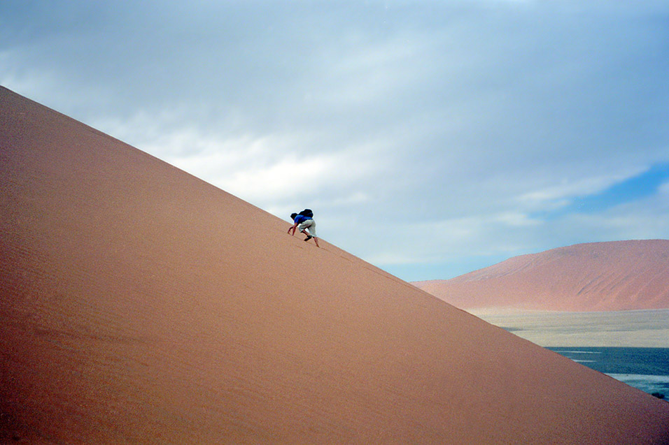 namibia/dune_45_brian_climbing
