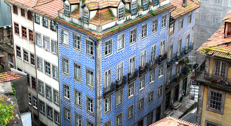 portugal/porto_blue_tiled_building