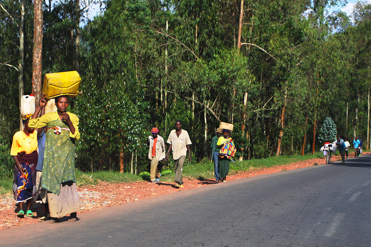 rwanda/rw_road_home_woman_yellow