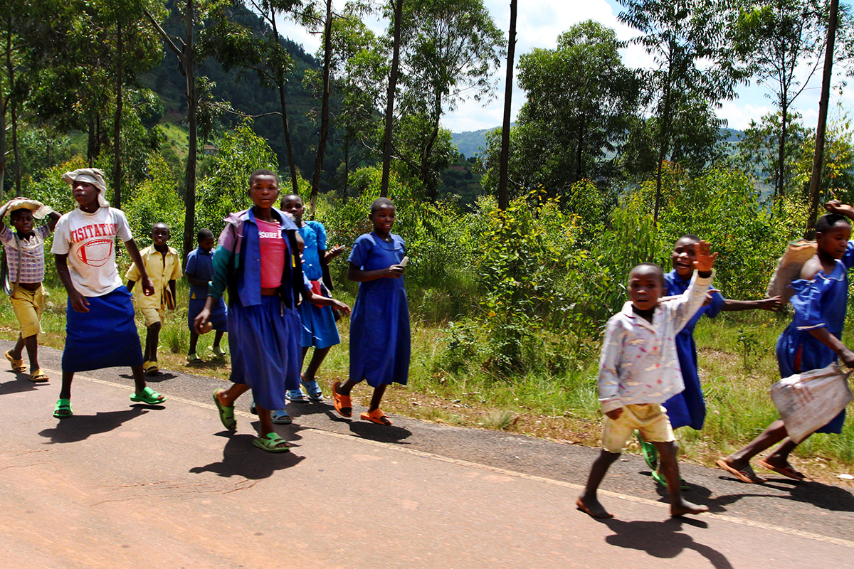 rwanda/rw_road_kids_blue