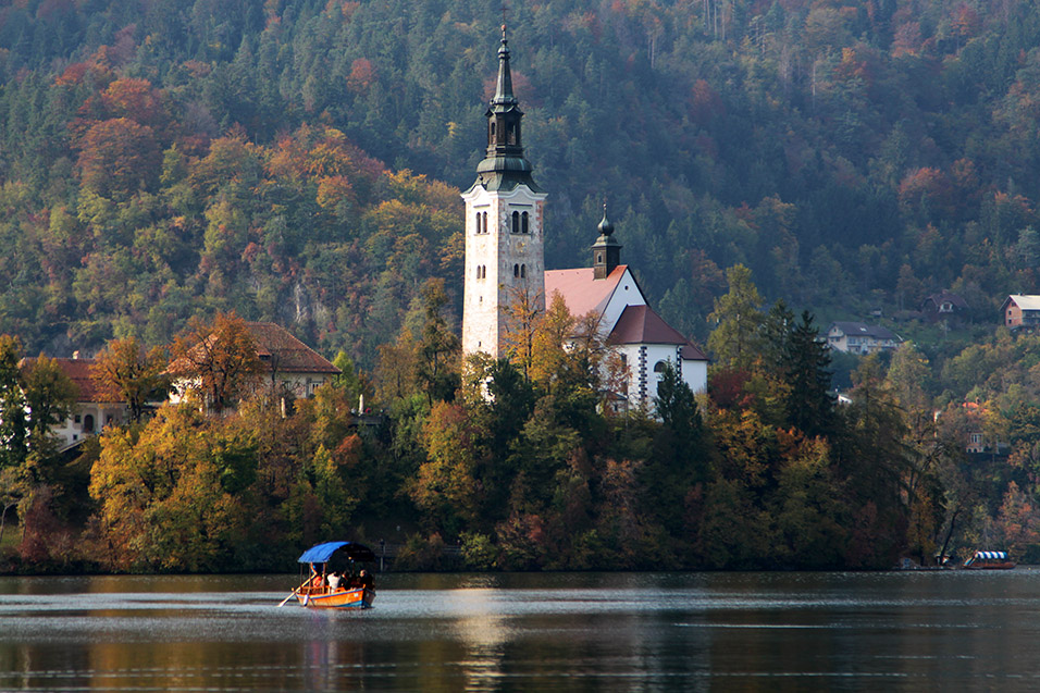 slovenia/lake_bled_boat_church