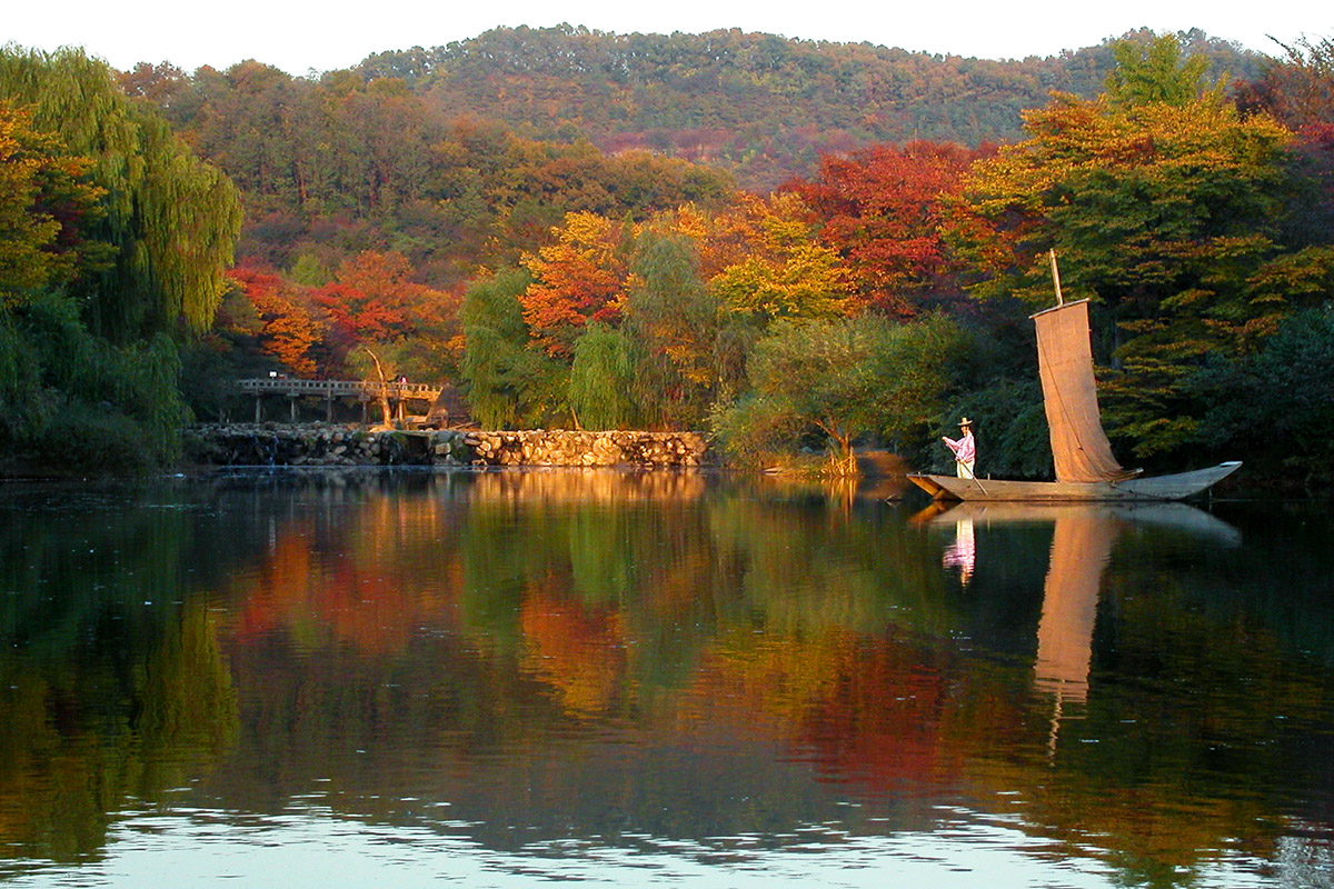 south_korea/cultural_village_sunset_pond