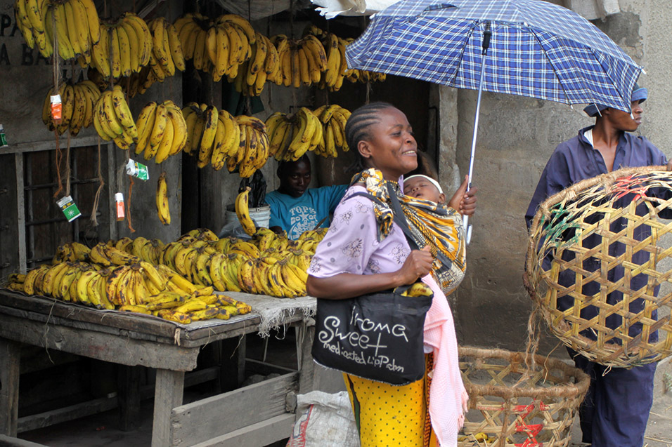 tanzania/2010/dar_selling_bananas