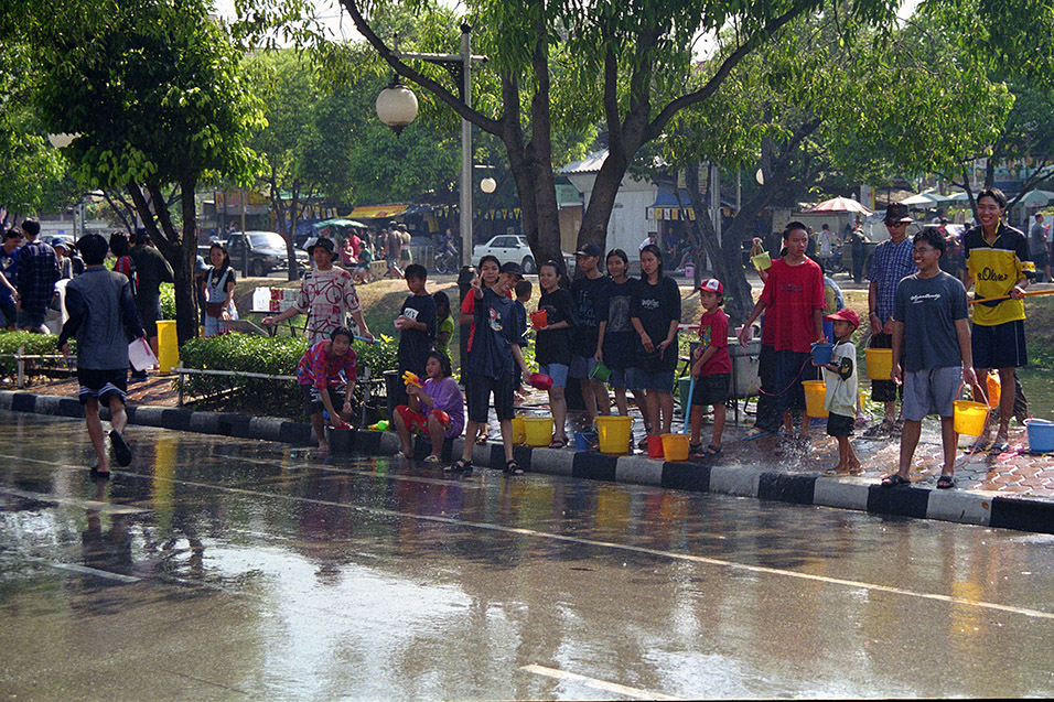 thailand/1999/chiang_mai_water_festival_buckets