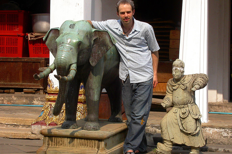 thailand/2004/bangkok_wat_arun_brian_elephant