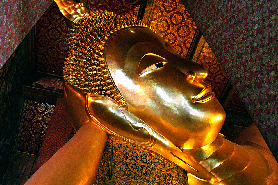 thailand/2004/bangkok_wat_pho_reclining_buddha_head_real