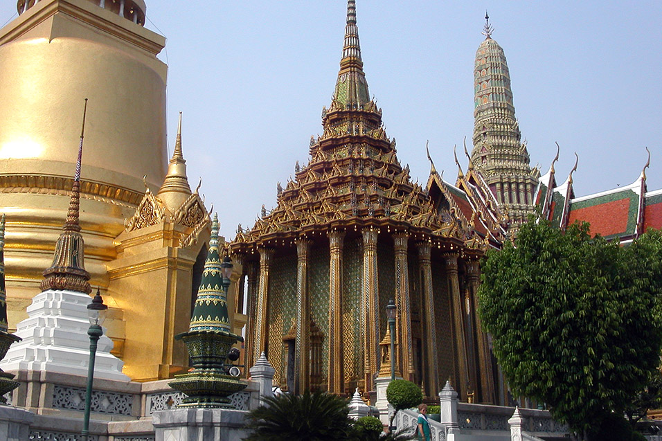 thailand/2004/bangkok_wat_phra_kaew_3_stupas