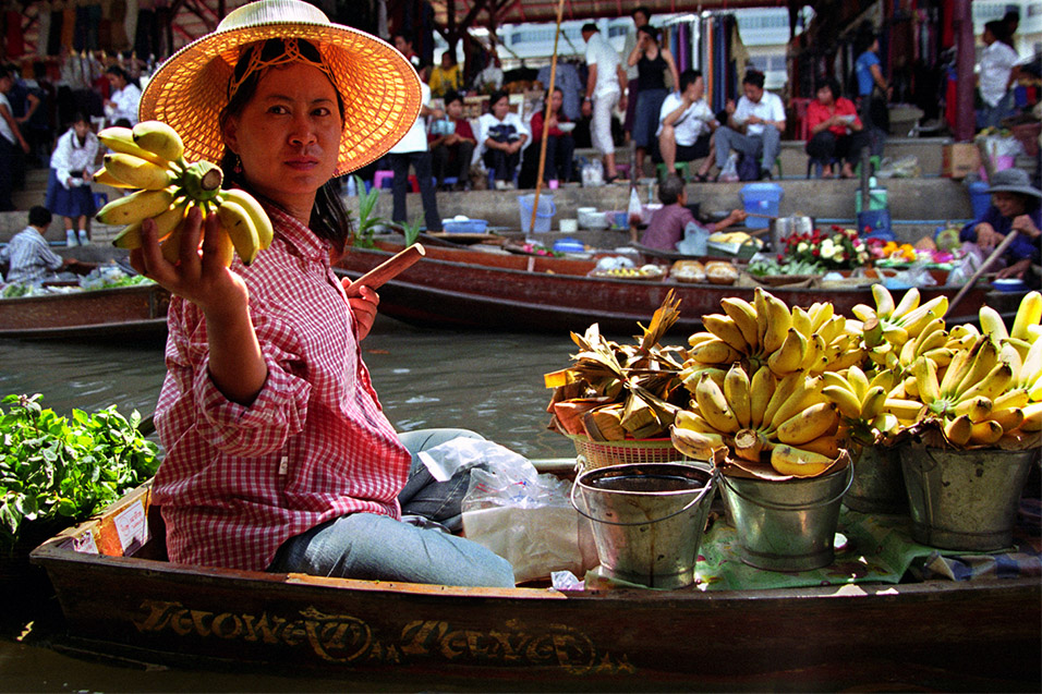 thailand/2004/damnoen_saduak_lady_bananas