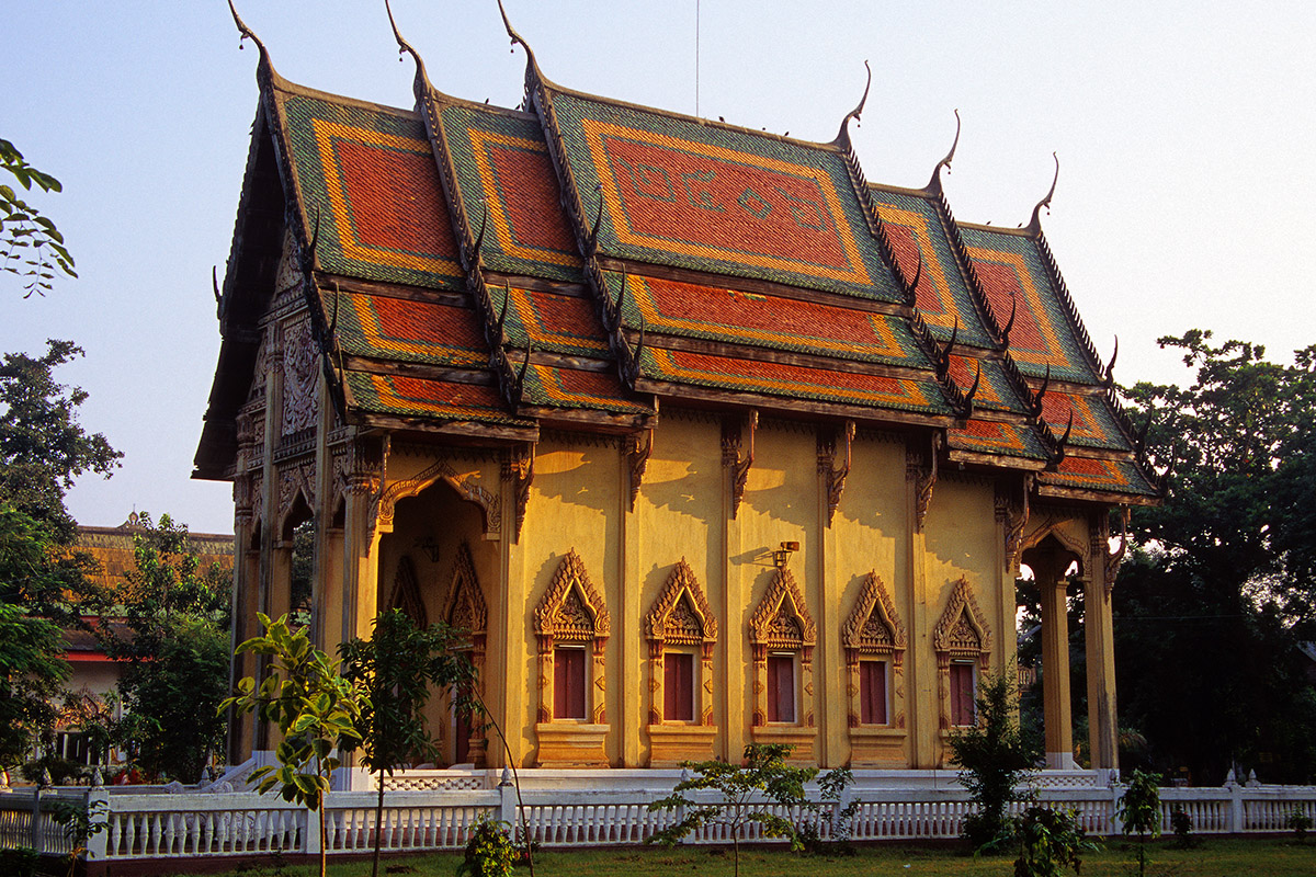 thailand/2004/isan_kantharalak_temple_dawn