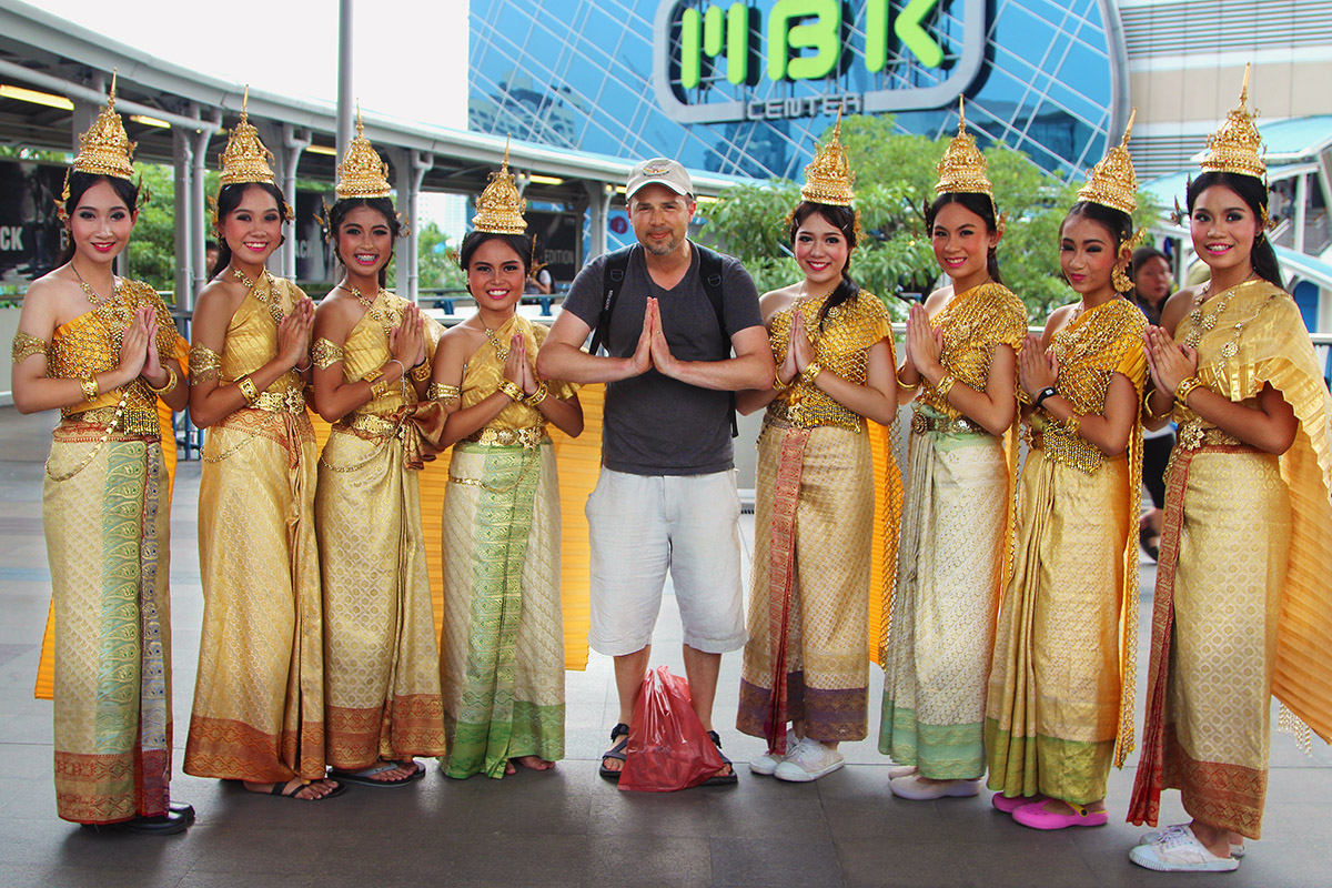 thailand/2012/bangkok_brian_traditional_girls_mbk