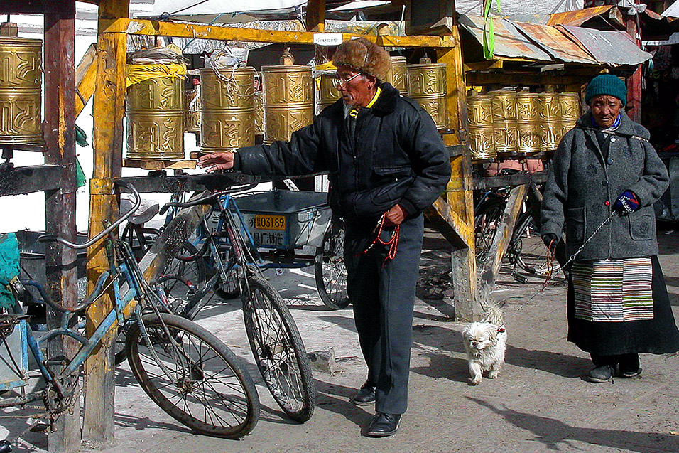tibet/lhasa_elders_spinning_prayers