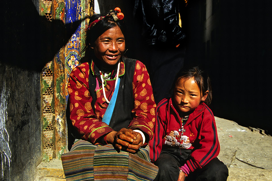 tibet/lhasa_woman_daughter