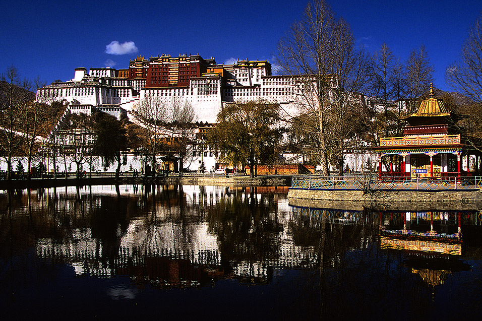tibet/potala_palace_lake_reflection
