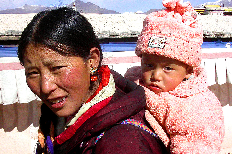 tibet/potala_woman_daughter_136