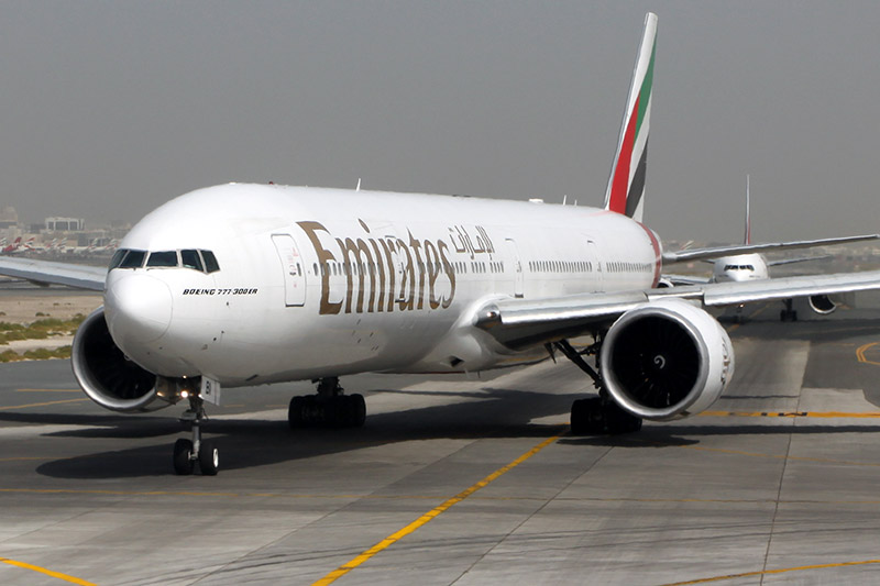 uae/2010/emirates_A6-EBI_777-36N_ER_runway