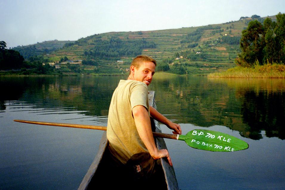 uganda/bunyoni_todd_canoeing
