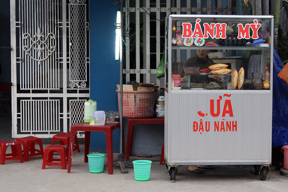 vietnam/2014/hoian_bahn_mi_stall