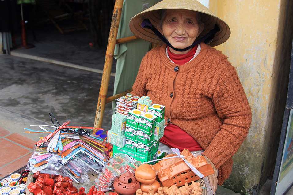 vietnam/2014/hoian_grandma_seller