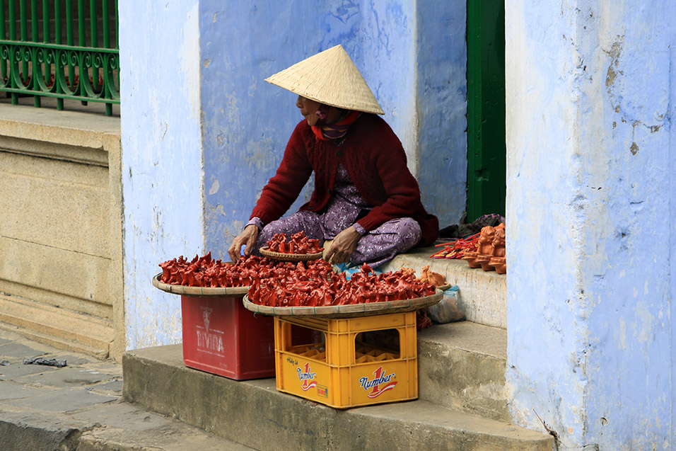 vietnam/2014/hoian_selling_peppers