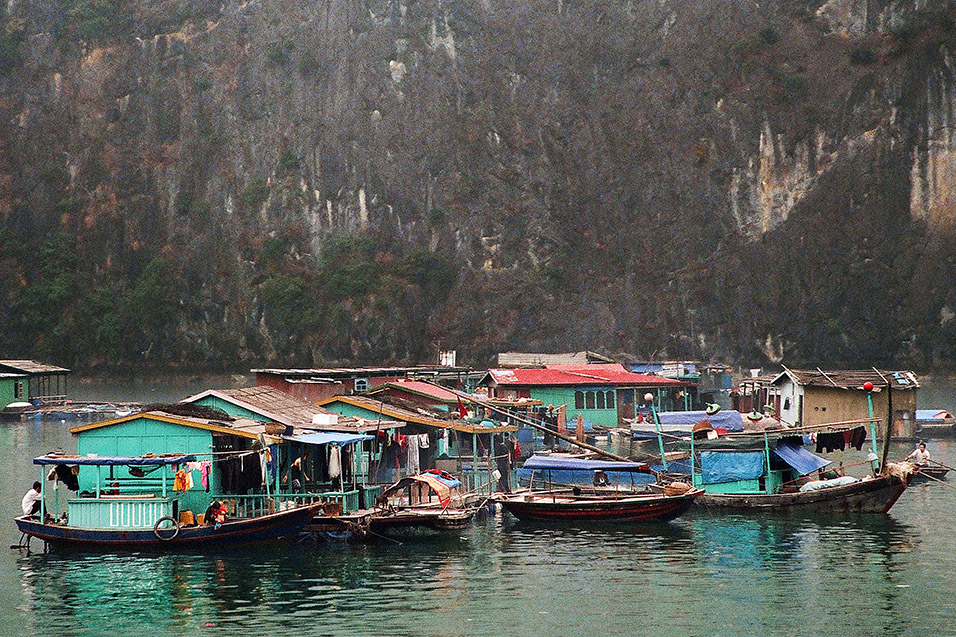 vietnam/halong_bay_floating_village