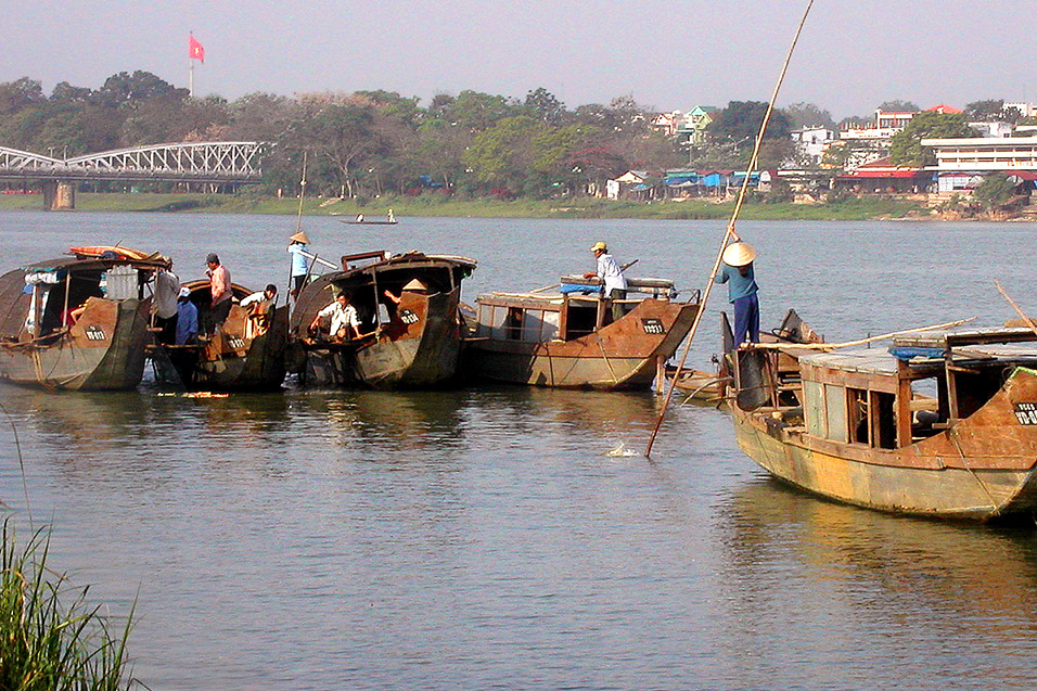 vietnam/hanoi_river_boats_2