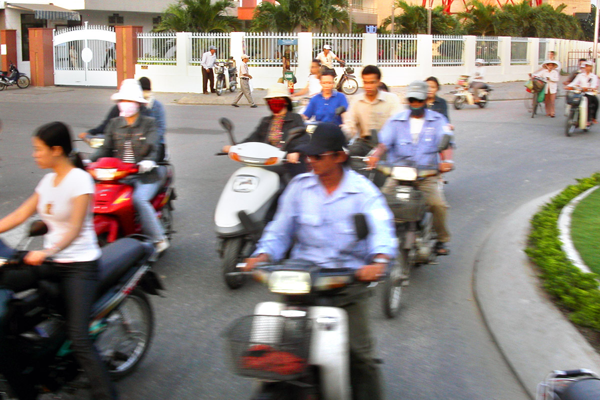 vietnam/hoi_an_moto_traffic