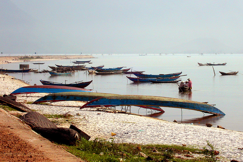 vietnam/hue_beach_boats