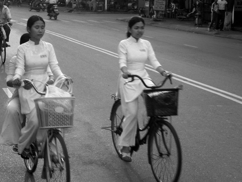 vietnam/hue_girls_on_bikes