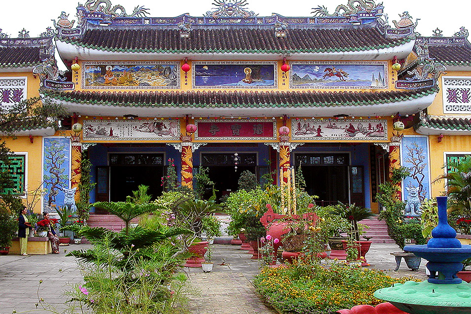vietnam/hue_intricate_temple_palace