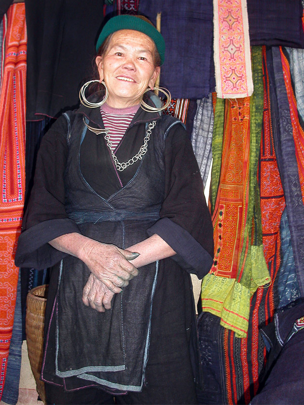 vietnam/sapa_fabric_seller