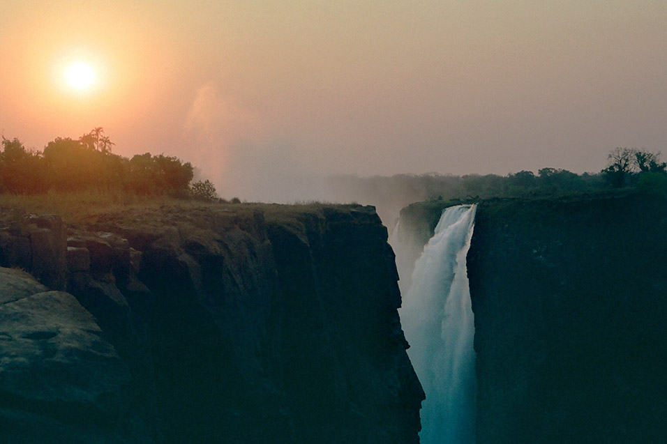 zimbabwe/zim_victoria_falls_sunset_silhouette
