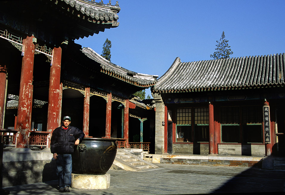china/2004/sum_pal_brian_courtyard