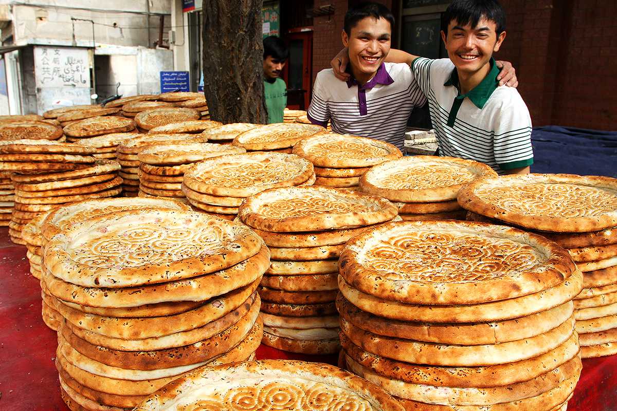 china/2010/kashgar_bread_sellers